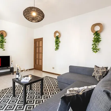 Apartment In Centro - Vicino Al Mare - Balcone - Wi Fi *